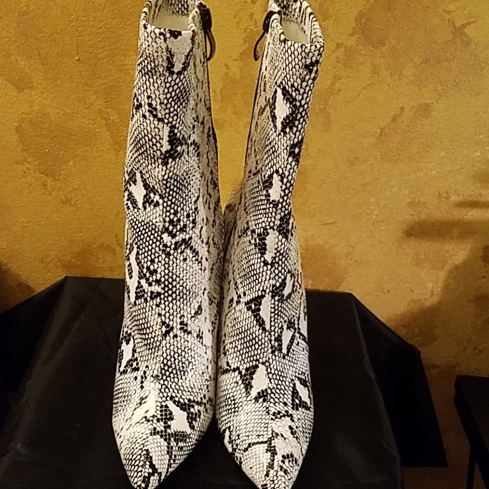 Zimbidzo BlacknWhite Snake Embossed Faux Leather